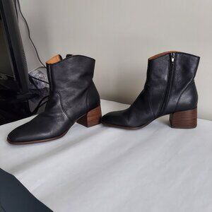 Lucky Brand Laidem ankle booties in black leather. Size 8.5 M